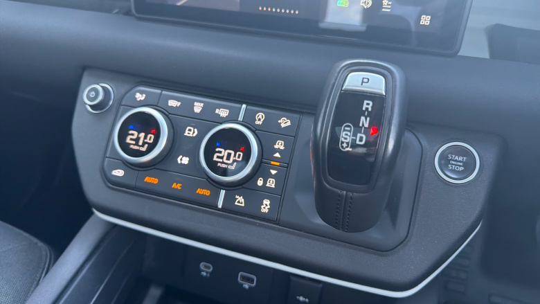 Land Rover Defender 2.0 D240 SE 110 5dr Auto Diesel Estate